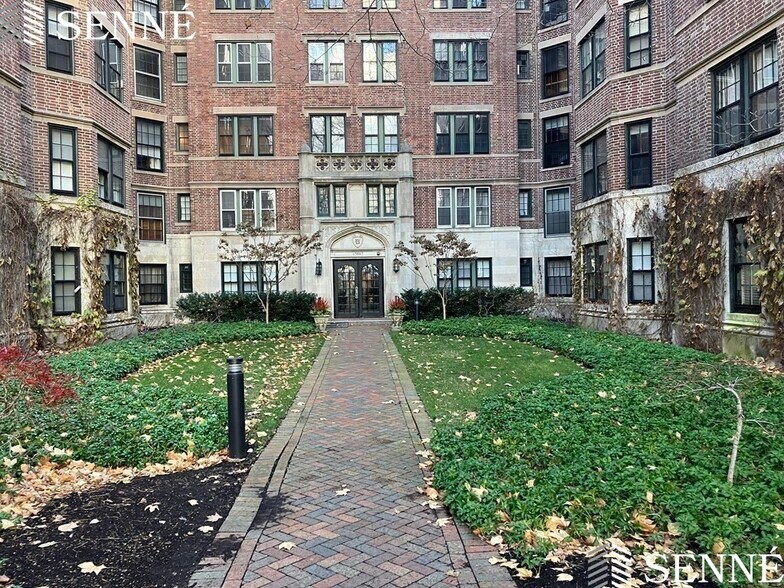 Building Photo - 988 Memorial Dr