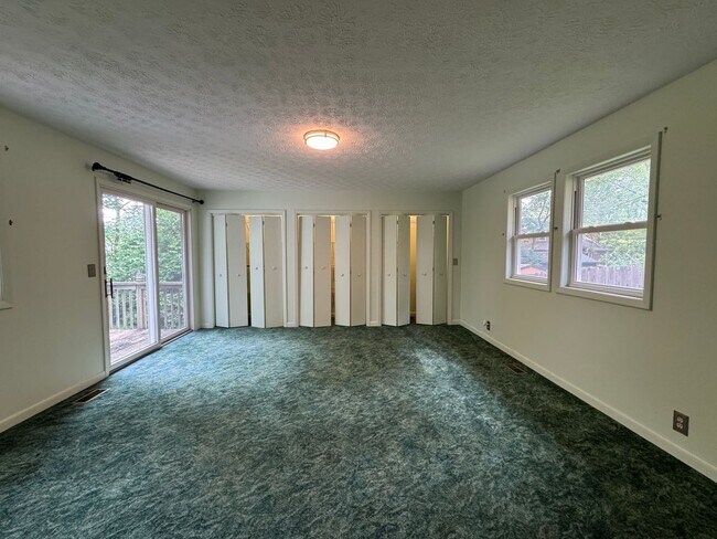 Building Photo - 3025 Greenbrier Ave