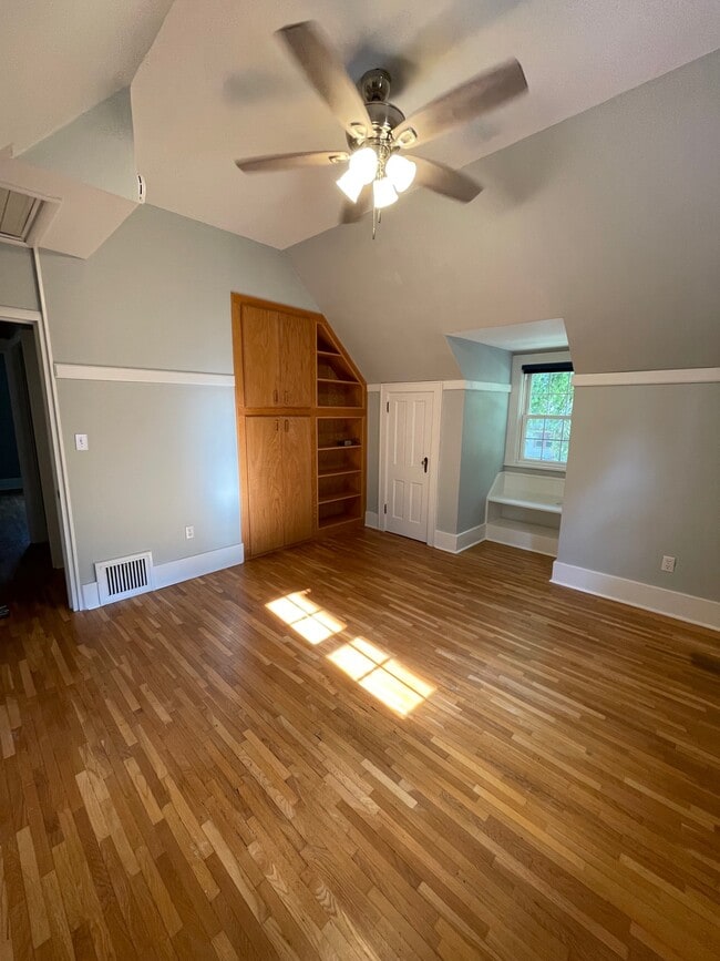 Building Photo - 2318 Storm St