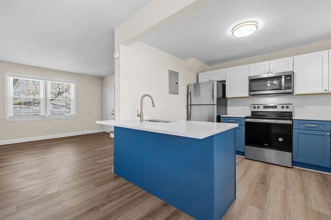 Building Photo - 910 Clarendon St