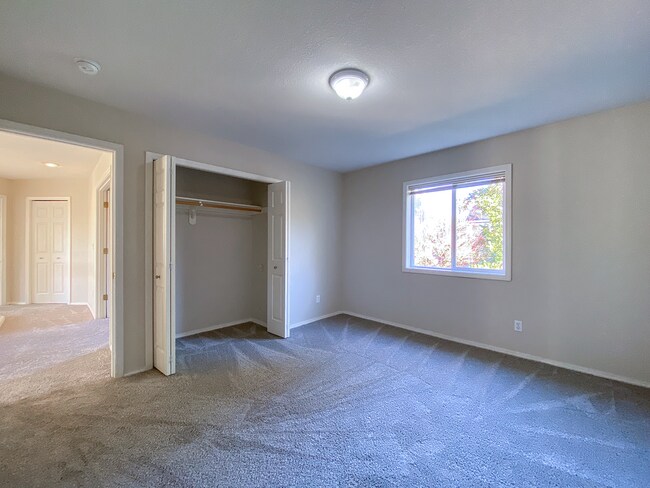 Building Photo - Stunning 4 Bed + 2.5 Bath House in Lake Oswego | Private Backyard, Open Floor Concept, Air Condit...