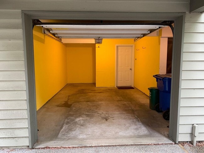 Building Photo - In the heart of Green Lake 3 bed 2.5 bath townhome for rent