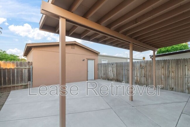 Building Photo - 990 Palm Cir