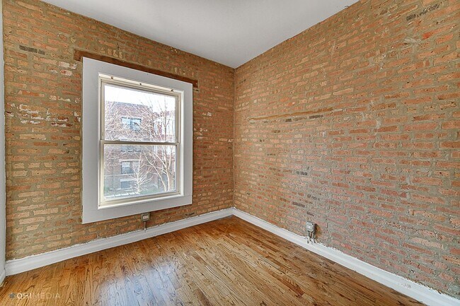 Building Photo - Amazing Woodlawn 3 Bedroom Apartment With ...