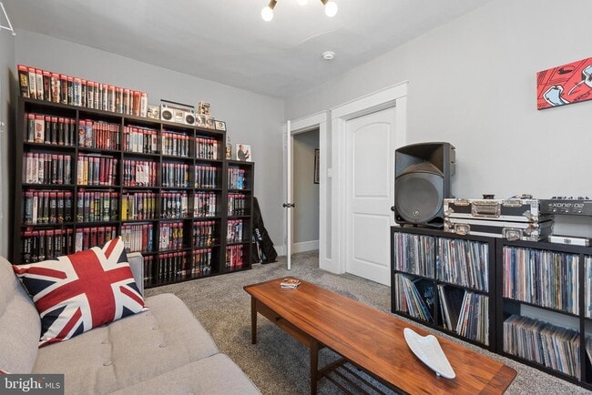 Building Photo - 153 E Ross St