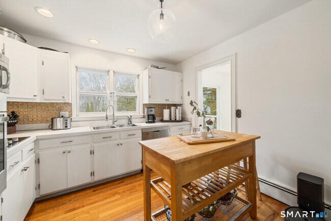 Building Photo - 16 Cushing Dr