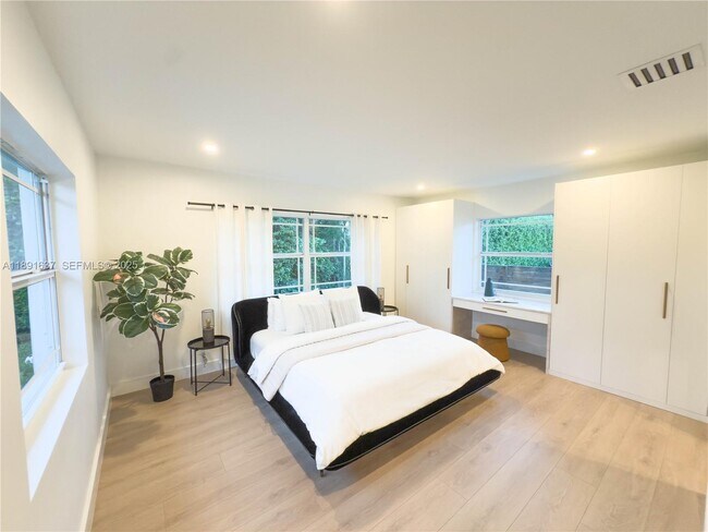 Building Photo - 1300 NE 102nd St