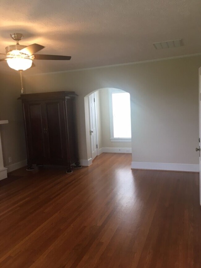 Building Photo - Kentucky mansion overlooking horse farm with stunning views    260308