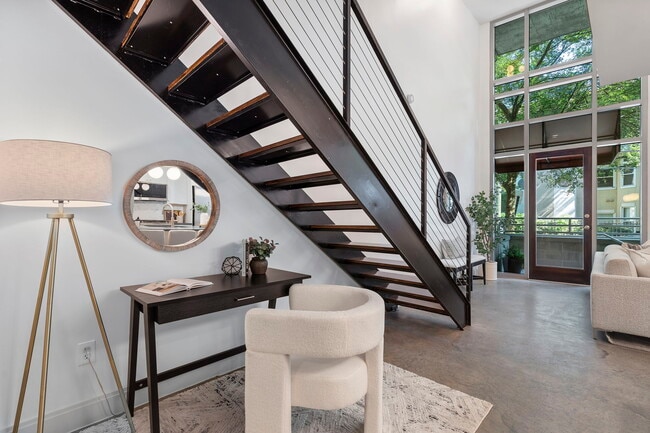 Building Photo - 905 Juniper St NE