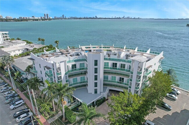 Building Photo - 2000 Bay Dr