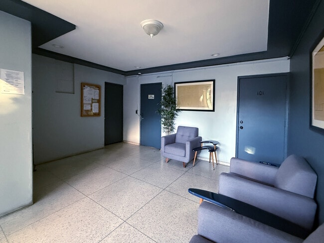 Building Photo - 250 Linden Ave