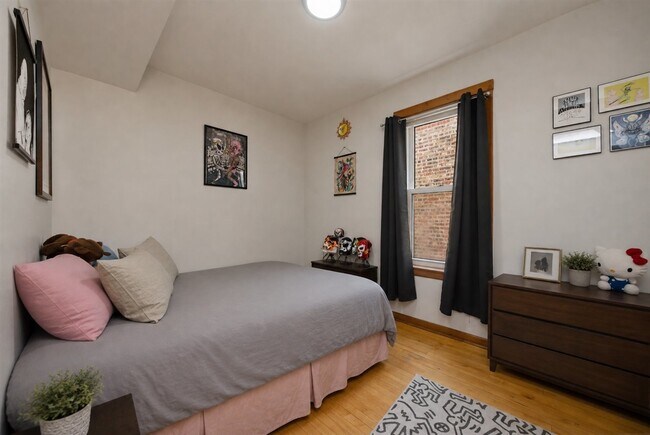 Building Photo - 2334 N Hamlin Ave