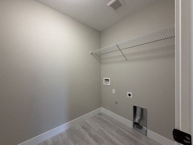 Building Photo - 12425 SW Silvertip St