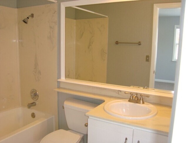 Building Photo - STUNNING TOWNHOME 2 BED 2.5 BATH 2 CAR GARAGE NORTH PARK/HILLCRES