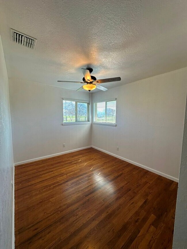 Building Photo - Updated home in Henley School District