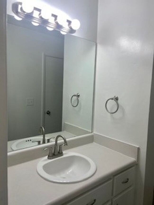 Building Photo - Very cute 2 bedroom 1 1/2 bath town-home c...