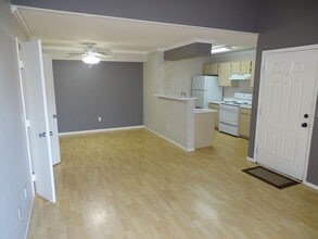 Building Photo - Well Cared For 1 Bed, 1 Bath 2nd Floor West Side Condo