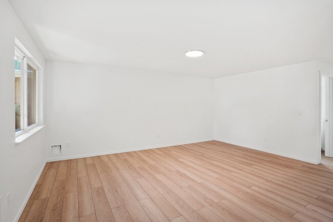 Building Photo - 1303-1312 12th Ave NW