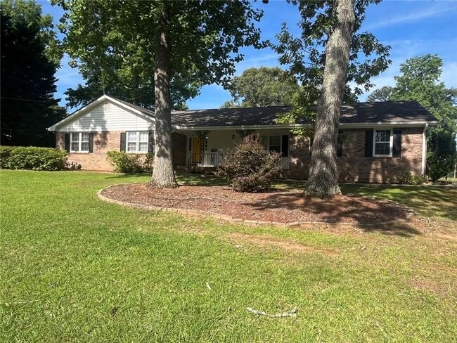 Building Photo - 2075 Pinewood Dr