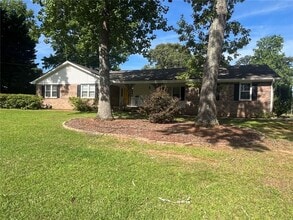 Building Photo - 2075 Pinewood Dr