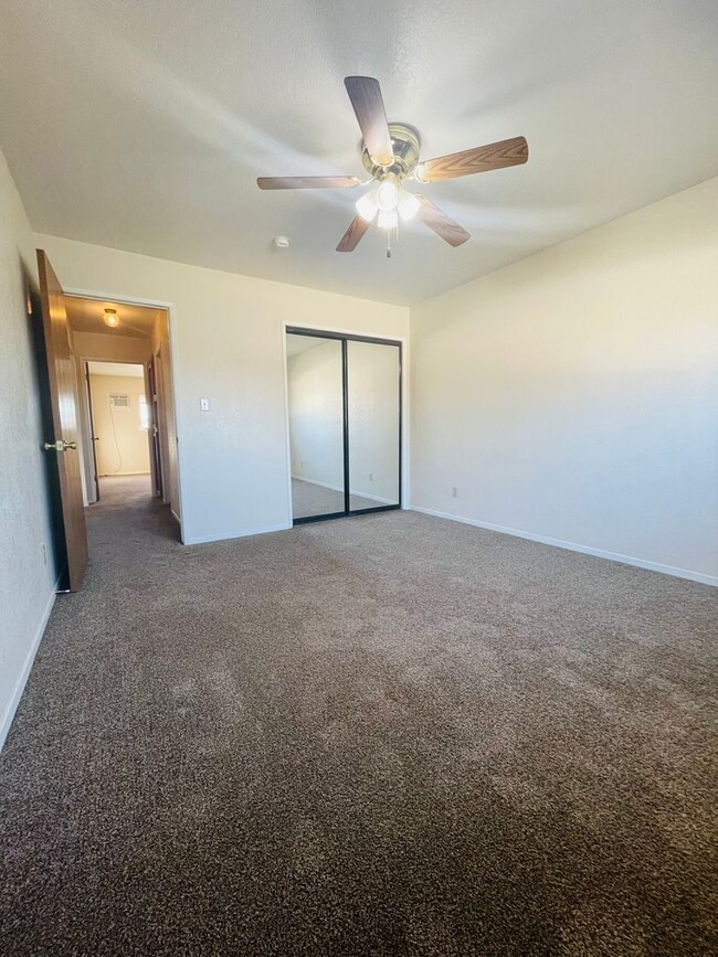 Building Photo - North Merced: $1575 2 Bedroom 1.5 Bath Tow...