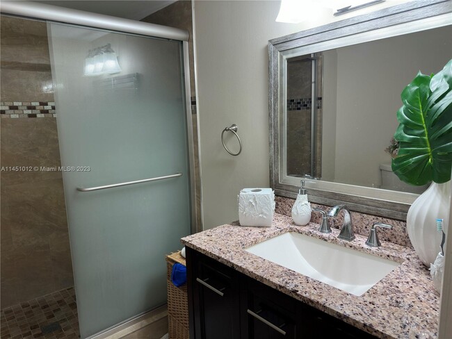 Building Photo - 9417 Fontainebleau Blvd