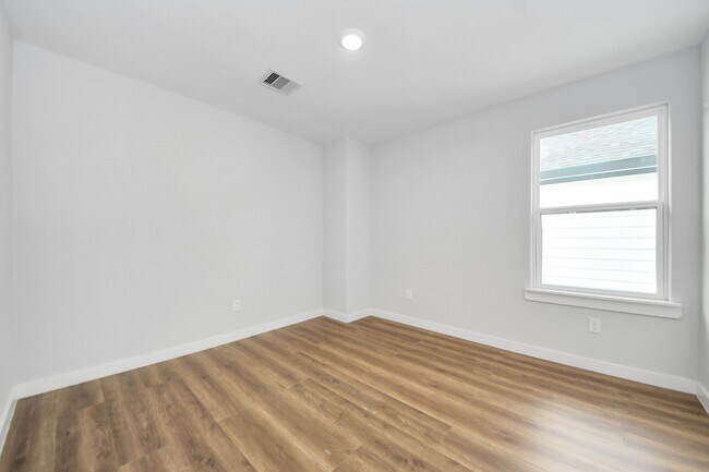 Building Photo - 6609 Bacher St