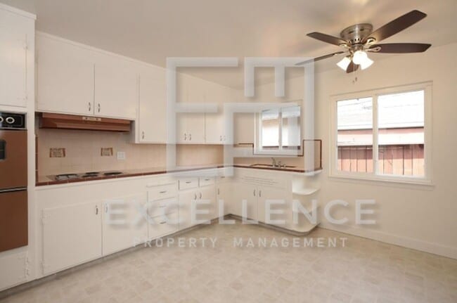 Building Photo - 2/1 Duplex with Step Down Office, 1 Car Ga...