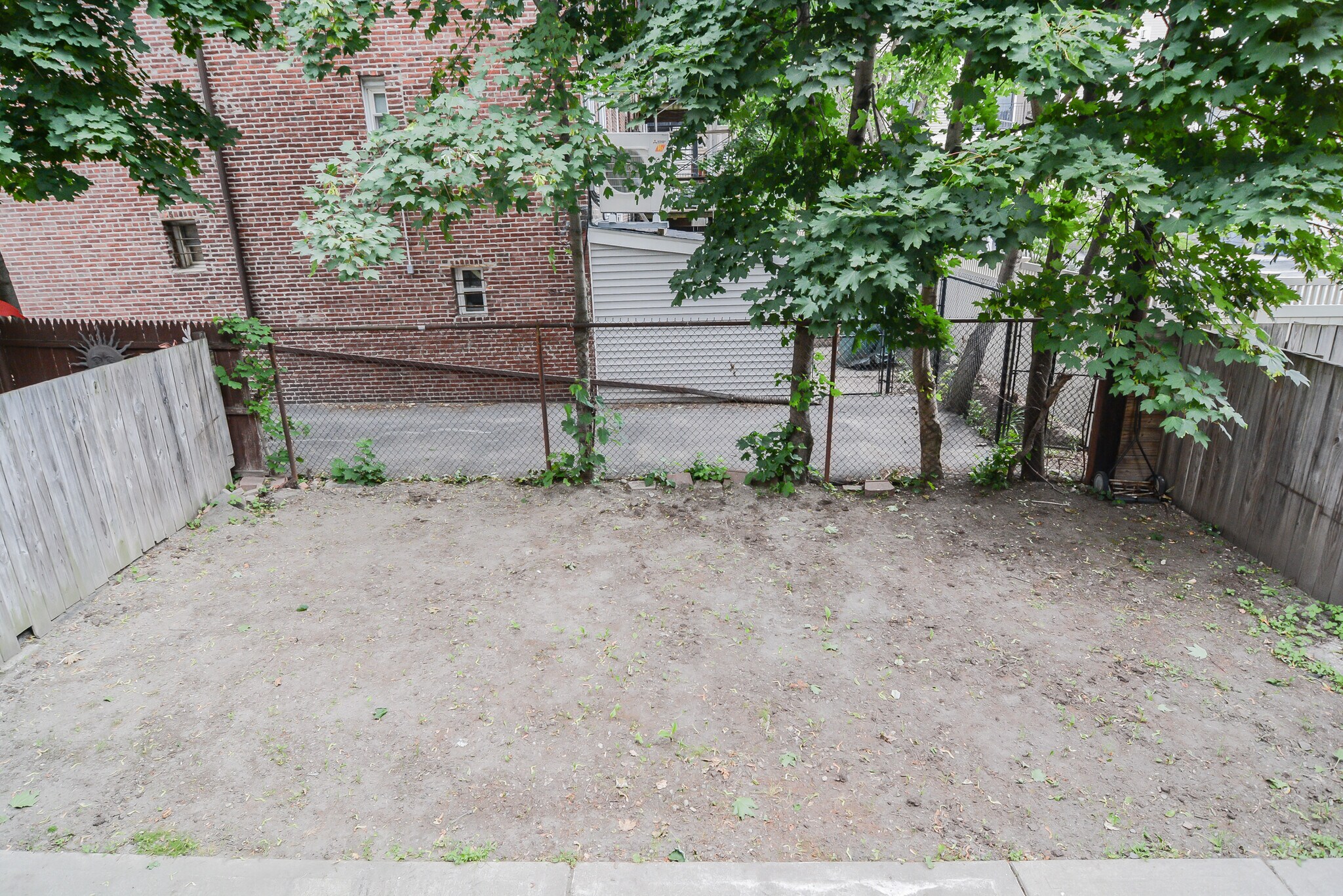 Building Photo - 546 E 8th St