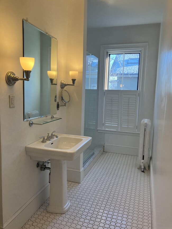 Building Photo - 322 Spring St