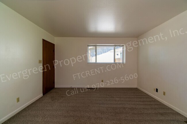 Building Photo - 2420 Poplar Dr