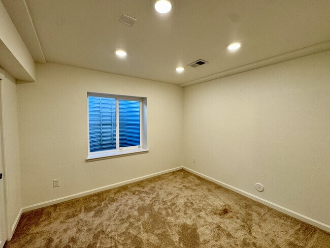 Building Photo - 25980 E Davies Dr