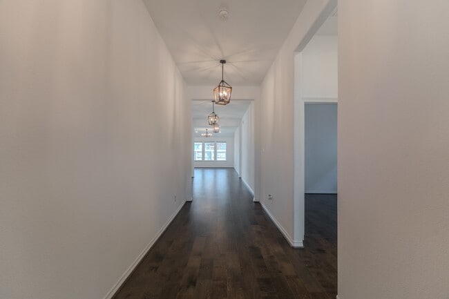 Building Photo - 3439 Cres Vista Dr