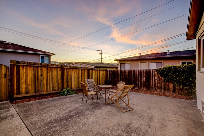 Building Photo - 675 3rd Ln