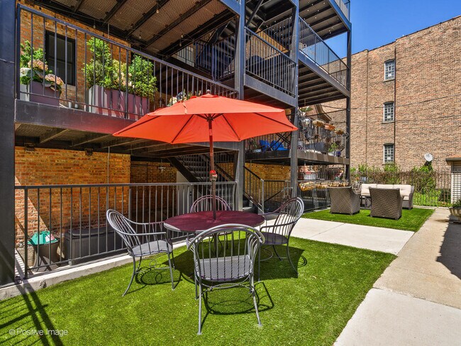 Building Photo - 833 N Hoyne Ave
