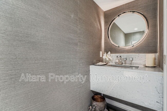 Building Photo - 287 S Holly St