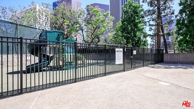 Building Photo - 800 W 1st St