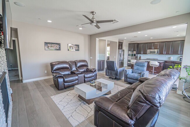 Building Photo - Beautiful 5-Bedroom Home with Outdoor Entertainer's Area in Valencia!