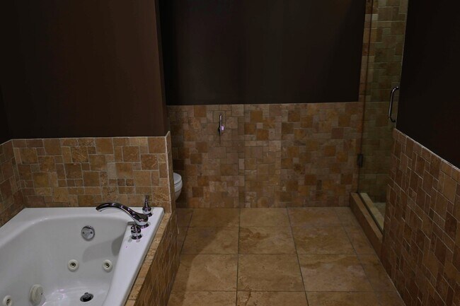 Building Photo - 529 N Racine Ave