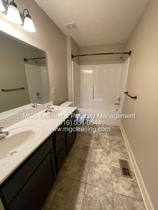 Building Photo - Eagle Creek Townhome - Unlock One Month Free with a May Move-In & 13-Month Lease