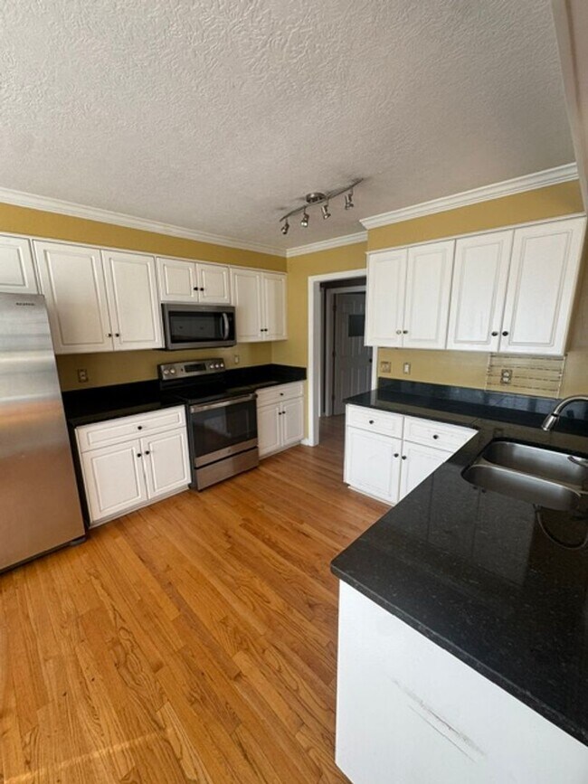 Building Photo - 499 Granite Point