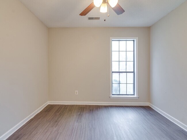 Building Photo - Spacious 3 bedroom/2 bath home available for rent!
