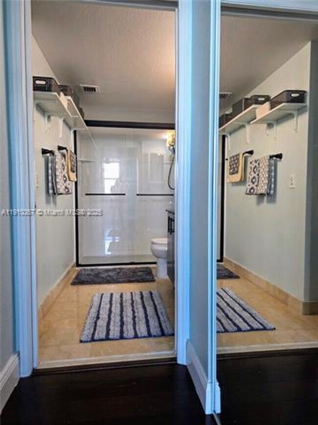 Building Photo - 1625 Kennedy Cswy