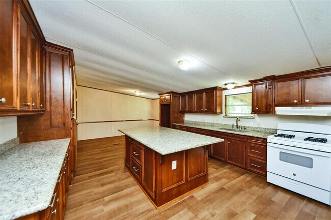 Building Photo - 18915 Sawmill Dr