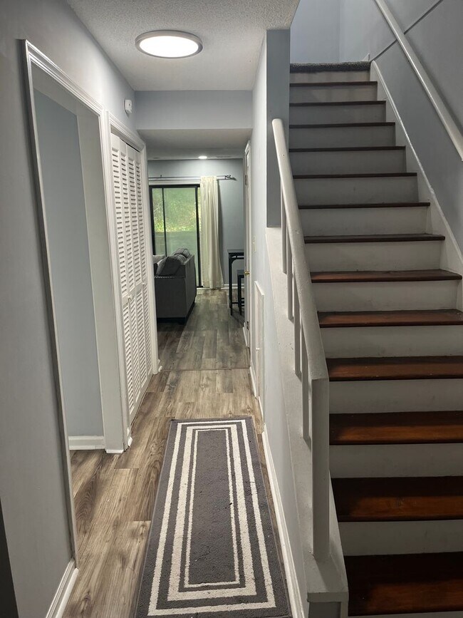 Building Photo - Renovated Townhome Near UNC, Downtown, fle...