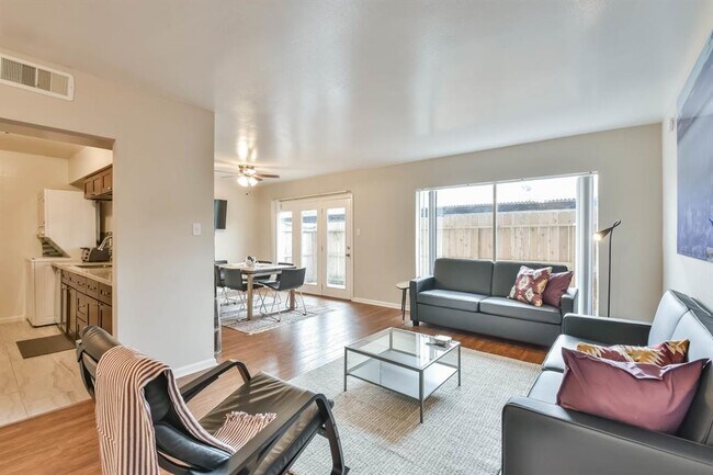 Building Photo - 1811 Stoney Brook Dr
