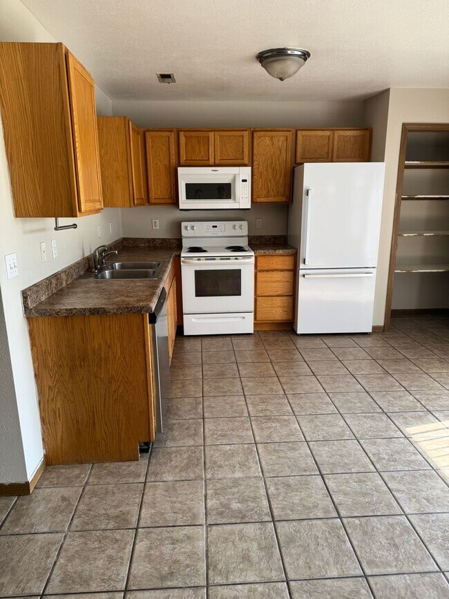Building Photo - 5009-5011 Alpine Ridge Dr.