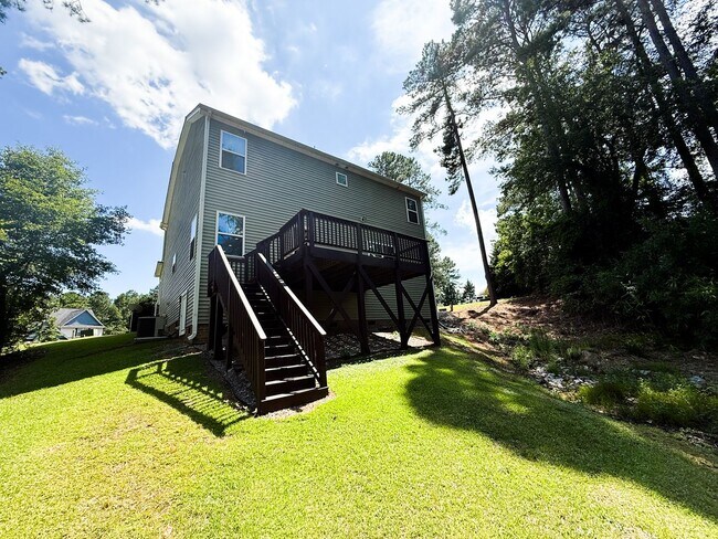 Building Photo - Gorgeous 3 Bed 2.5 Bath Plus Loft Home on ...