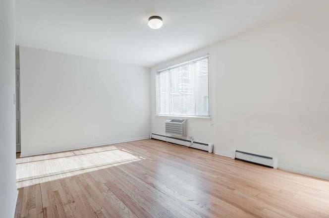 Building Photo - 424 W Oakdale Ave