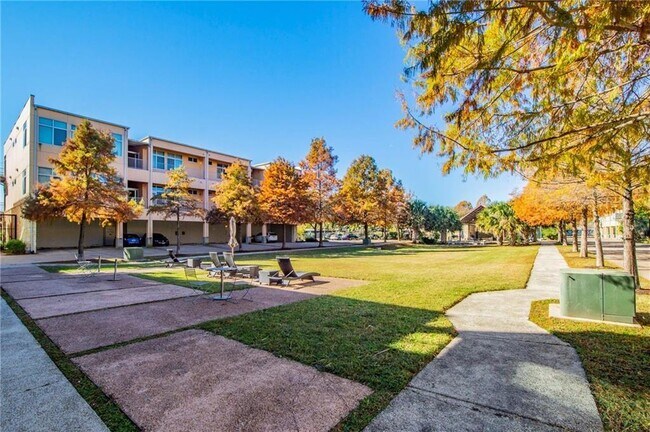 Building Photo - 2401 E 6th St